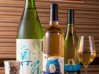 北海道から九州に至るまで全国の日本酒がずらりとそろう