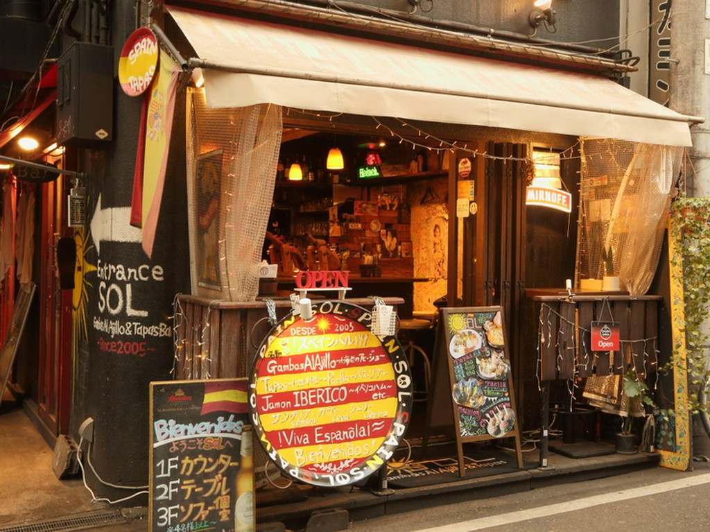 バルセロナのバルをイメージした、明るくおしゃれな空間