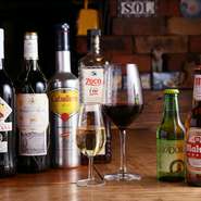 ワインはスペイン産にこだわり、常時50種以上をラインナップ。豊かな泡立ちのカヴァ、テンプラニーリョなどスペインならではの個性が光る赤・白のワイン、大人の味わいのシェリー酒などを楽しめます。