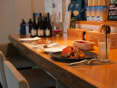 デートに相応しい、木の温もり溢れる優しいムード