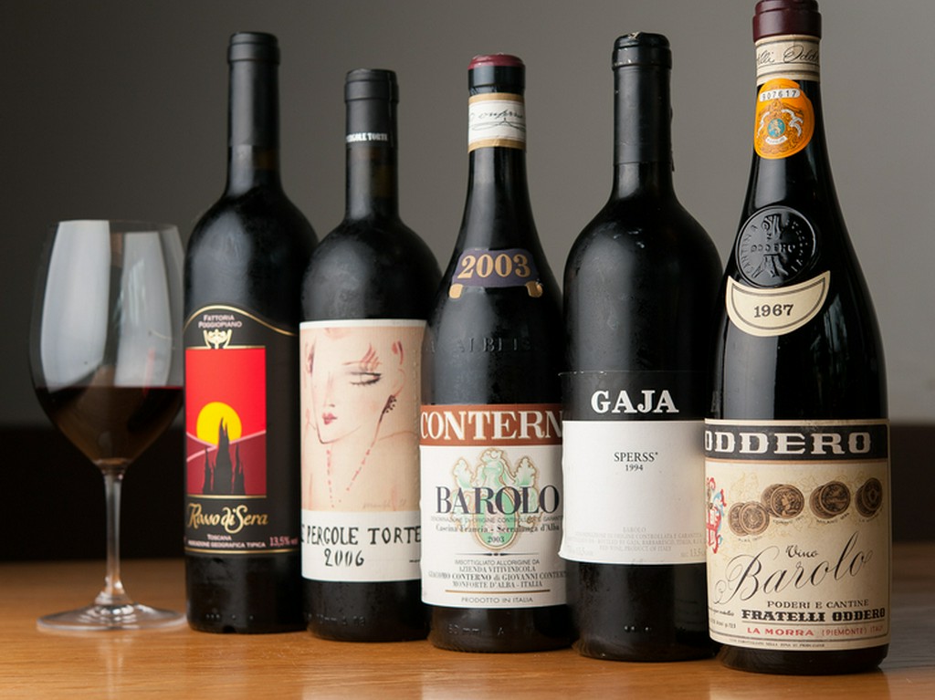 イタリア産を主体に、料理に合うワインが勢揃い