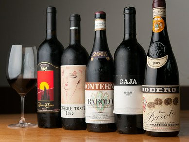 イタリア産を主体に、料理に合うワインが勢揃い