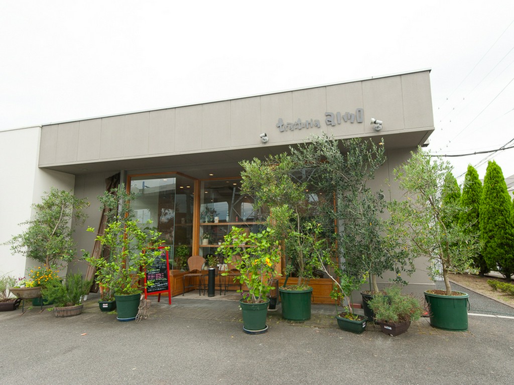 緑に囲まれた、お洒落なトラットリア