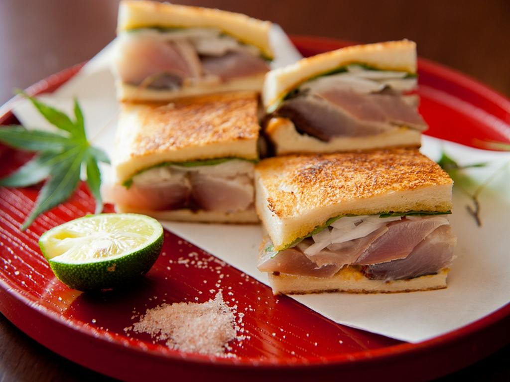 〆にも、お酒のあてにも。魚料理屋さんがつくる『鯖サンド』