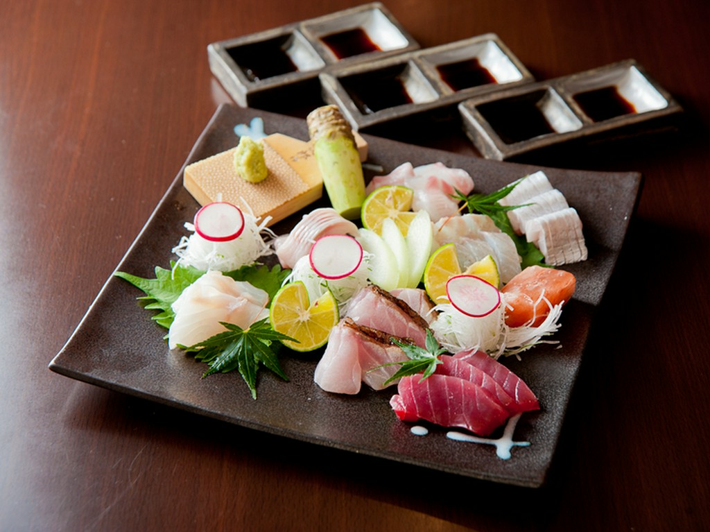 自分で擦る生わさびと岩塩、2種の醤油で『お造りの5種盛合せ』
