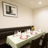 個室は8～12名で利用できるため、少人数での集まりには最適。ゲストの会話に水を差さないようにと、スタッフも空気を読みながらサーブしてくれます。自然な心遣いは、室内の空気を和やかにしてくれます。