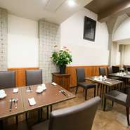 落ち着きある盆栽や生花は店主作。また飾られている絵画などはすべて店主のコレクションです。料理の盛り付けは美しく、まずは料理を愛でるところから始まりそう。女性の“好き”を満足させてくれる女子会をお約束。