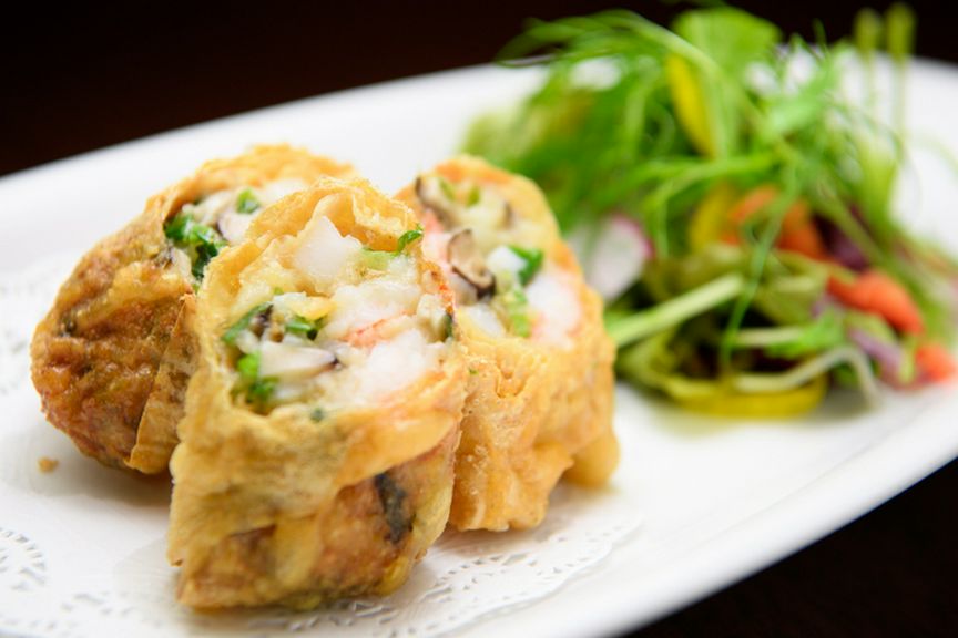 ゆばのサクサク感は箸を止まらなくする美味しさ『海鮮ゆば巻揚』