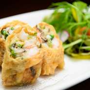 注文を受け、タイミングを見計らい ながら揚げています。必ず、揚げた てをご提供。プリプリのイカとエビが 入っており、外はサクサク中はジュ ーシーに仕上がっています。