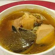 北九州市の有名なうなぎ料理店 【田舎庵】とのコラボ料理です。すっ ぽんを煮込み始めてから仕上がる まで半日以上。すっぽんの旨味が スープの中に凝縮しています。