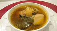 北九州市の有名なうなぎ料理店 【田舎庵】とのコラボ料理です。すっ ぽんを煮込み始めてから仕上がる まで半日以上。すっぽんの旨味が スープの中に凝縮しています。