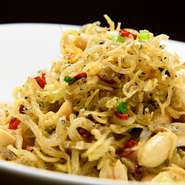 しらすとピーナッツを、にんにく・ネ ギ・唐辛子で一気に炒めた、香り高 い一品。ピーナッツの香ばしさと唐 辛子の辛みが食欲をそそります。 ご飯のお供にも。お酒のつまみに もぴったりです。