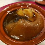 コースメニューは全てシェフのおまかせで日によって違います。
その日その月の季節の旬なお魚や野菜を使って提供しております。
値段の差でコースの量が増える訳ではなく、品物の質が上がる形で提供しております。
アレルギーがある方は事前予約お願い致します。