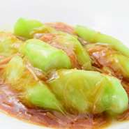 へちまをじっくりと煮ることで、トロトロの食感が生まれます。干し貝柱を少し濃いめのあんにすることで、へちまと良く絡みます。貝柱の繊維がホロホロと口の中で崩れ、するりといただける一品。