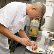 ひとつは、旬の食材を使った料理をつくりたいから。もうひとつは、お客様が以前お召し上がりになった料理によってもメニューが変わるから。当店をお選びいただいた、一人のための料理を考えることにこだわります。
