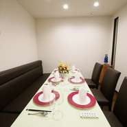 友人の家に招かれたような落ち着いた雰囲気の中で、食事をお愉しみいただければと思っています。お客様の心を温かく包みこむような、笑顔での接客を心がけています。