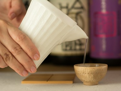 鮨や料理を引き立てる全国の地酒を、名匠の酒器でいただく醍醐味