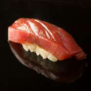 江戸前鮨の横綱、赤身の天然マグロをづけに。血潮の香りが口の中に広がり、まろやかで上品な味わいです。