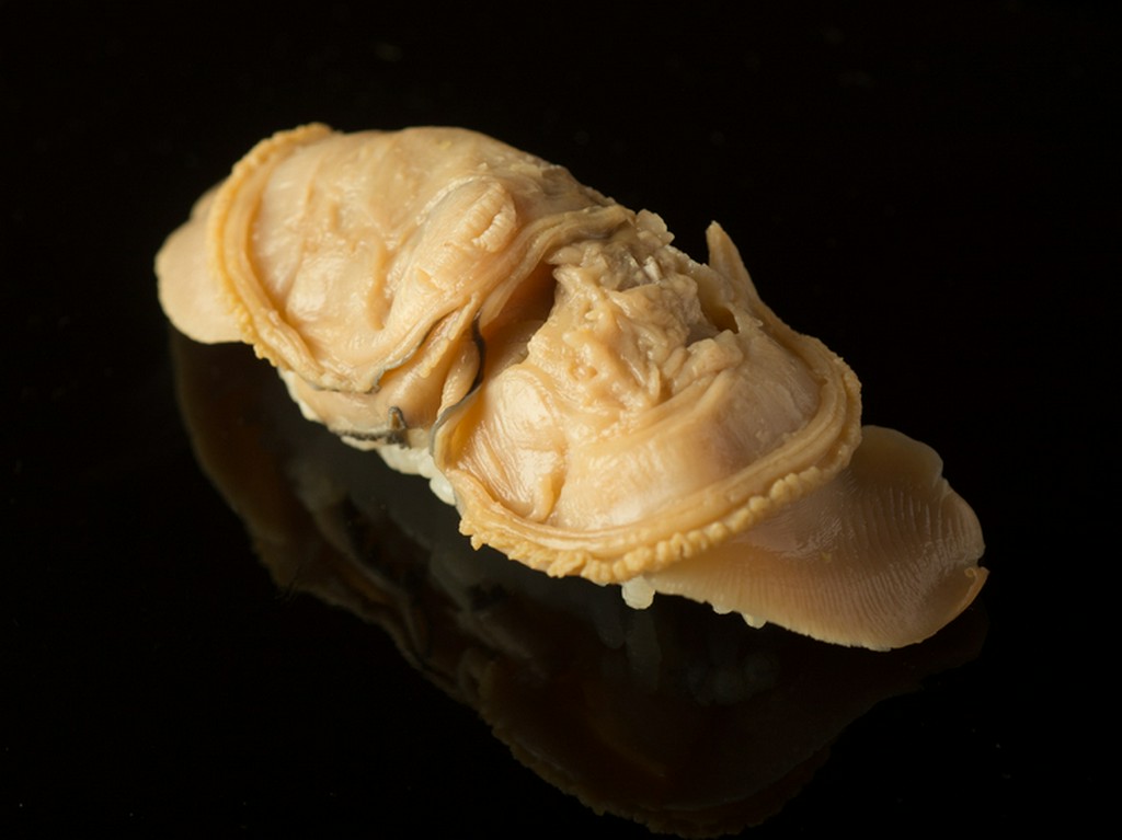 鮨好きにはたまらない、旨味と香り立つ伝統の味『はまぐり』