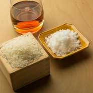 鮨はシャリが命です。米は季節ごとに新潟、佐賀産などの新米・古米をブレンドし、ネタの持ち味を引き出せるようにしています。砂糖は使わず、まろやかな赤酢とミネラルの多い塩で後味のきれいなシャリをつくります。