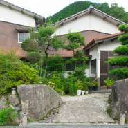 明るく元気な名物女将は店主の母親。ステーキを注文すると、まずは女将が調理前の肉をお披露目しながら、筑穂牛と料理の解説をしてくれます。女将に会うのが目的と言って訪れる人も多いとか。