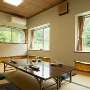 周りはのどかな里山で、家屋を改装したお店は“田舎のおばあちゃんち”のような雰囲気。個室も用意されており、つい長居してしまいそうです。里山の静けさと自然の安らぎを心ゆくまで堪能できます。