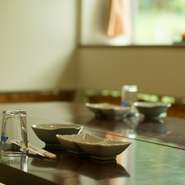 【あかね荘】の牛しゃぶコースは夏場でも大人気。ピリ辛の柚子胡椒が効いた酢醤油に漬けて食べる筑穂牛のとろける味わいがその理由。自家製野菜と特製の出汁も、牛肉の旨みを引き立てます。