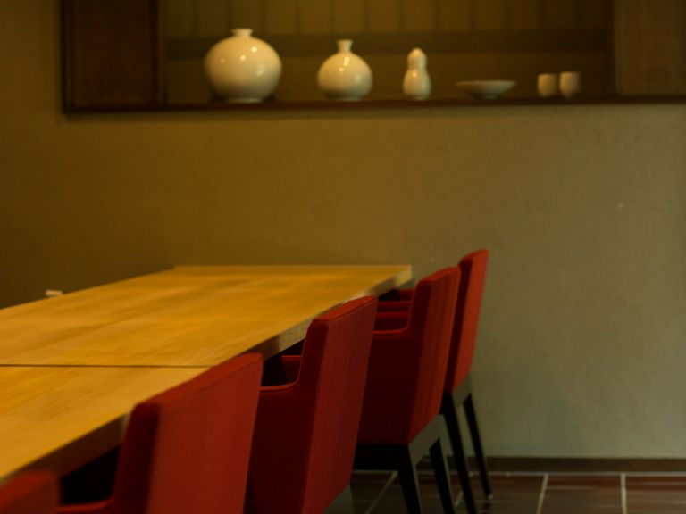 1人使いに便利なカウンター席で、料理人との会話を楽しむ