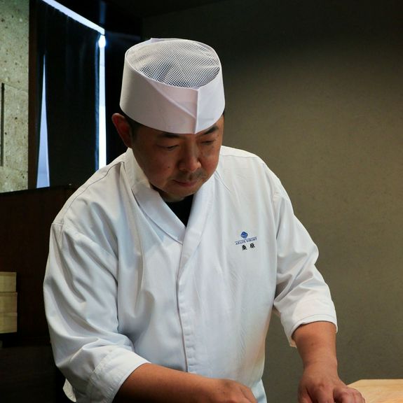 自然と会話が弾む空間づくりと、記憶に残る料理の魅せ方を