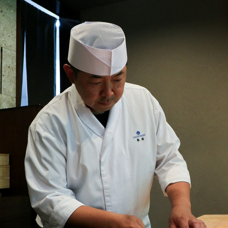 自然と会話が弾む空間づくりと、記憶に残る料理の魅せ方を