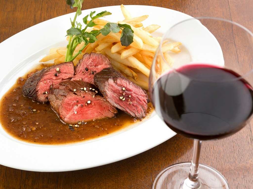 柔らかく、濃厚な旨味の『牛サガリ肉ステーキ　ポテトフライ添え　ガーリックと粒マスタードのソース』