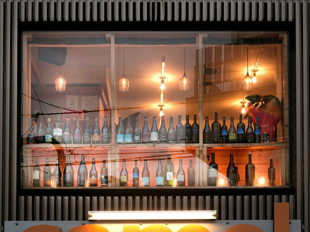 駅前のビル2F。ずらりとならぶワインのボトルが目印