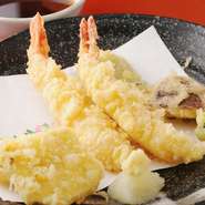※写真はイメージです。
天ぷらとざる用そばのセットになります。
蕎麦は冷やして頂くとと美味しくお召し上がりいただけます。