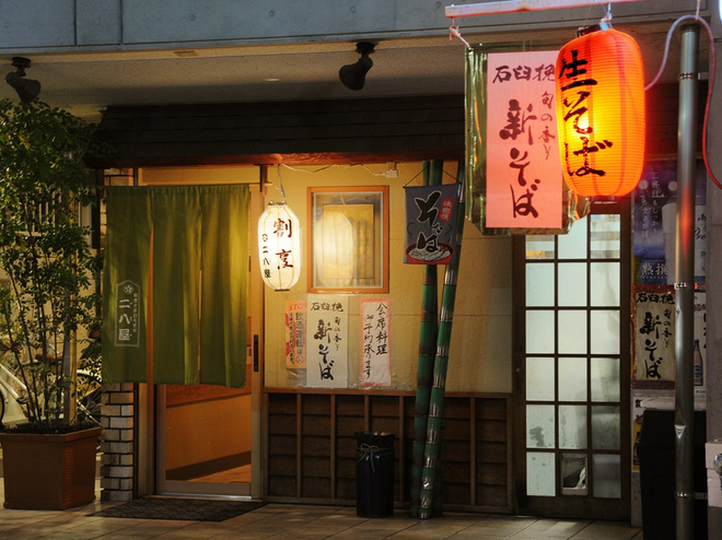 懐かしさと安心感のある暖簾越しの入り口。