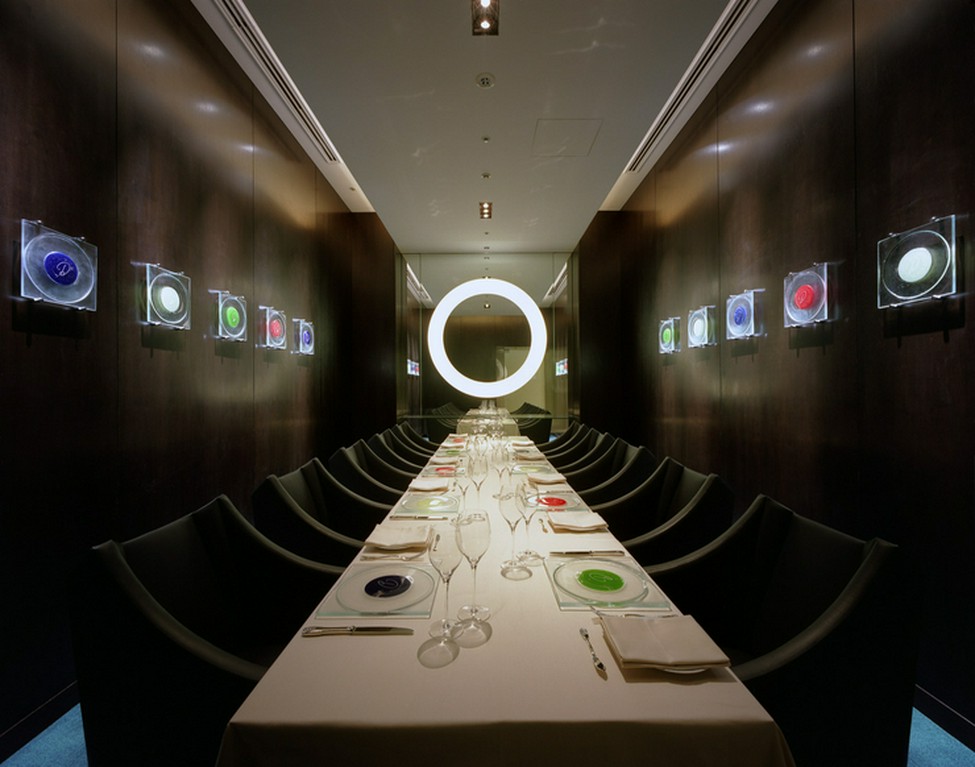 食器や内装に至るまでシェフの妥協なき姿勢が及ぶ