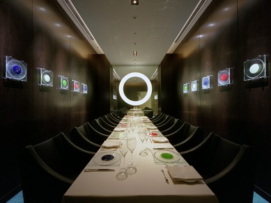 食器や内装に至るまでシェフの妥協なき姿勢が及ぶ