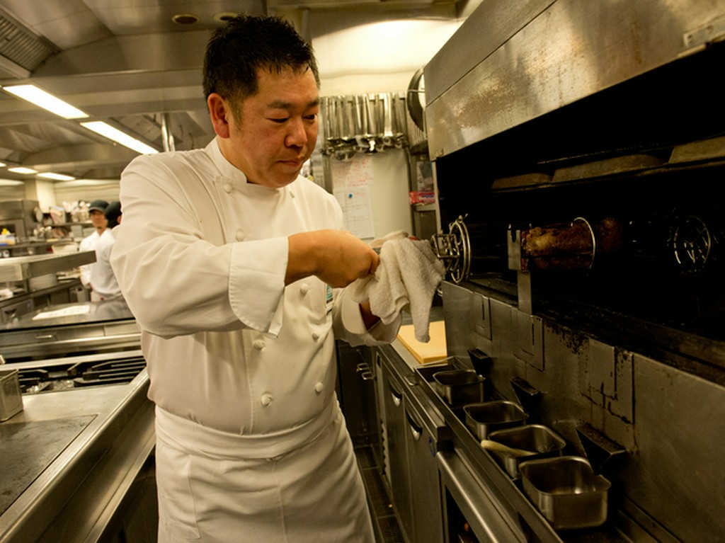 ご要望をお聴きできるよう、お客さまのお席に伺っています