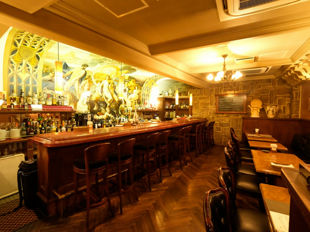 街の喧騒から離れた老舗イタリア料理店