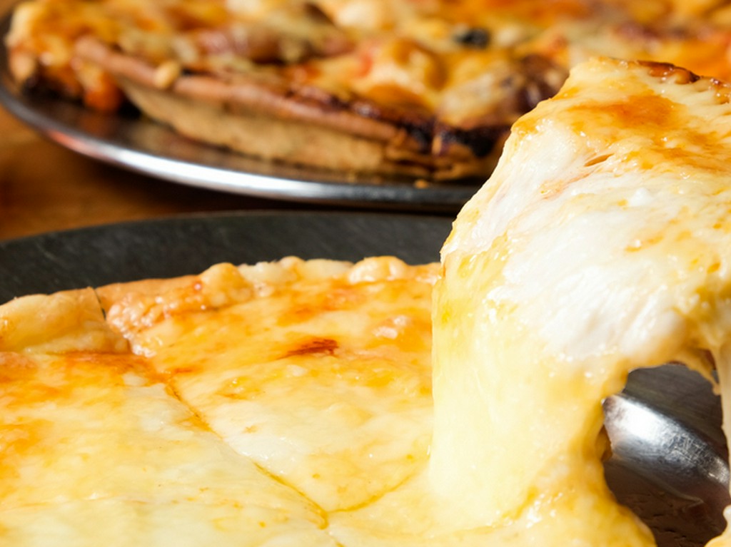 本物のチーズを使用したクリスピーピザ