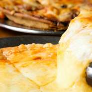 年間約5トンものチーズが、デンマークやドイツなどの現地から直接仕入れられています。また、ピザは水の分量が少なくミルクを多く使うことでクリスピー感あるピザが特徴です。