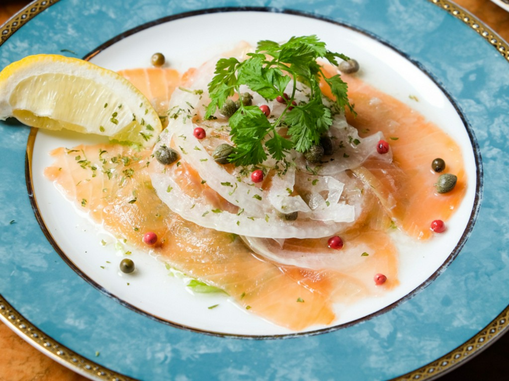 燻製チップからこだわった『自家製スモークサーモン』