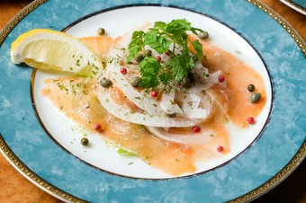 燻製チップからこだわった『自家製スモークサーモン』