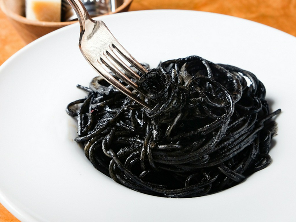 こだわりのソースで味わう『イカスミのスパゲッティ』