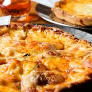 ジェペット自家製ピザは、水の分量が少なく、ミルクをたっぷりと使ったクリスピーピザ。生地には何十種類ものスパイスが使われています。