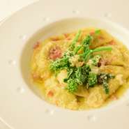 ジャガイモを練り込んだ生地にブッラータチーズと菜の花を詰めてゆでるとプルプルの食感に。これを菜の花の香りを移したオイルと昆布水で絡め、パルミジャーノチーズに焦がしバターなどさまざまな香りで攻めた一品。