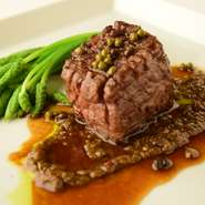 牛肉を塊のまま柔らかく仕上げる独自の“格子切り”を施した肉を炭火でまんべんなく焼いては休ませて、ドリップの流出を防ぎながらジューシーに仕上げられた逸品。ナッツソースが香ばしいアクセントになっています。