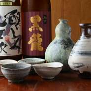 "料理との相性を考えながら厳選された日本酒は、種類豊富な取り揃え。毎月6本、季節ごとに4本もの銘柄入れ替えがあり、料理とともにその時々の味が楽しめます。