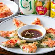 韓国の定番家庭料理と言えば『チヂミ』です。日本のお好み焼きと似ている料理で、小麦粉や米粉、たまごを混ぜた生地に、ニラや玉ねぎなどを入れて焼いた一品です。特製のタレをつけて食べればお酒がすすみます。