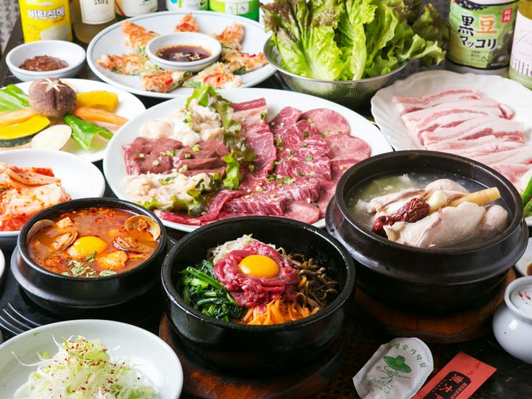 本場韓国の家庭料理をお腹いっぱい味わえるコースがおすすめ