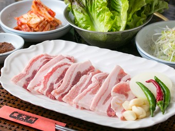 当店自慢のお肉を使った『サムギョプサルセット』